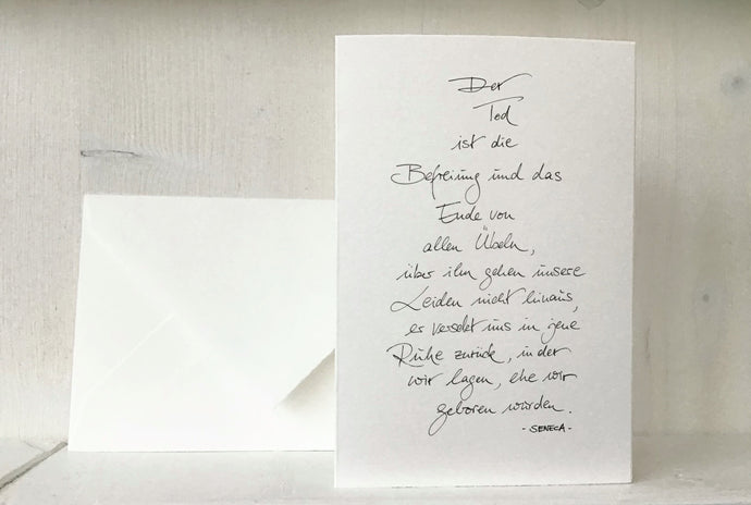 Handgeschriebene Beileids-Postkarte inklusive Umschlag mit Zitat von Seneca Onlineshop