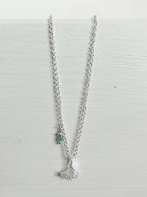 Lade das Bild in den Galerie-Viewer, Edle Halskette aus Echtsilber mit Ginkgo-Anhänger &amp; Smaragd online kaufen
