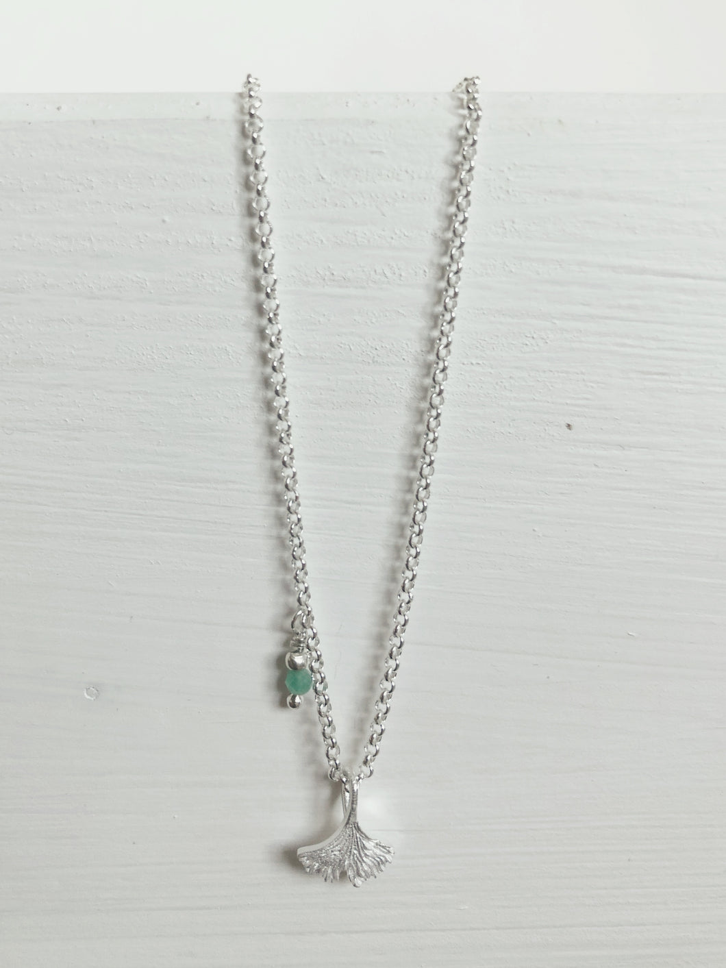 Edle Halskette aus Echtsilber mit Ginkgo-Anhänger & Smaragd online kaufen