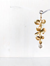 Lade das Bild in den Galerie-Viewer, Ohrhänger aus vergoldeten Blüten und Perle online bestellen
