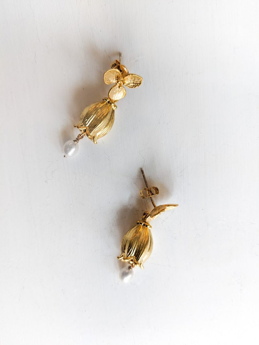 Ohrstecker mit vergoldeten Blüten und Perle online kaufen