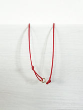 Lade das Bild in den Galerie-Viewer, Filigrane rote Goldkette mit Herzanhänger mit echten Perlen online bestellen
