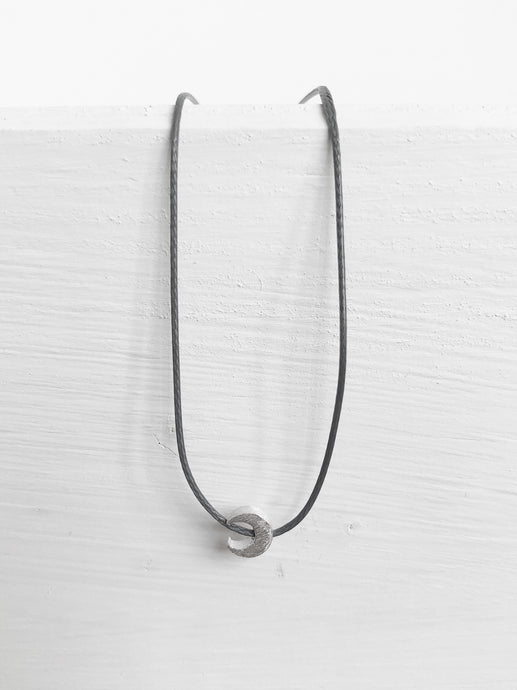 Graue Halskette aus gewachster Baumwolle mit Mondsichel aus Echtsilber online kaufen