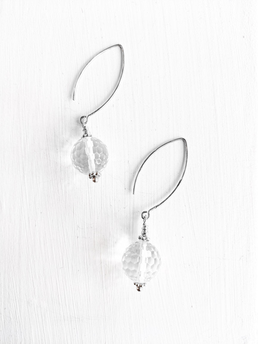 Ohrhänger aus glasklarem Bergkristall an einer Brisur aus Echtsilber online kaufen