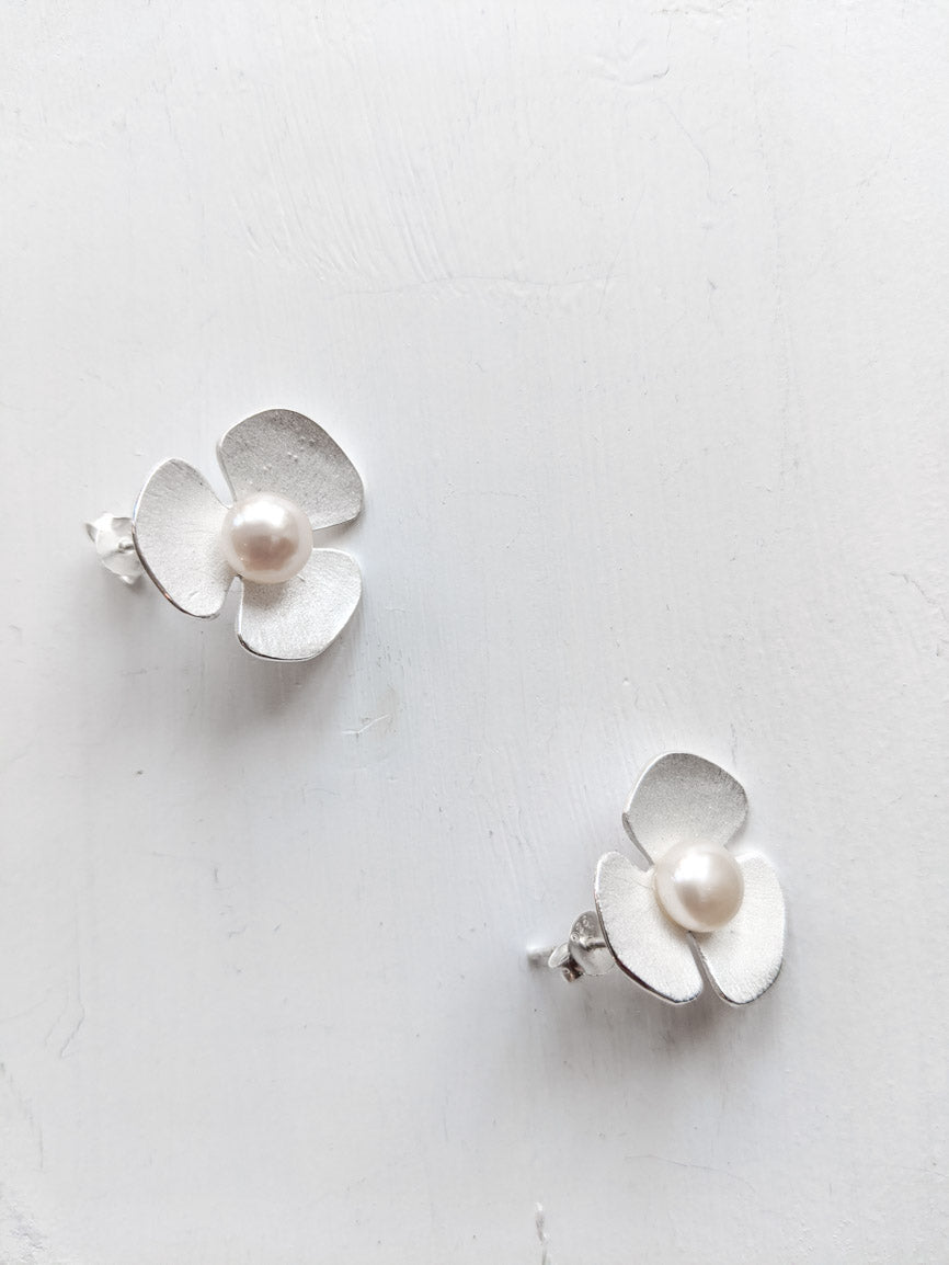 Ohrstecker Silberblätter mit Perlen-Blüte online kaufen.
