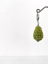 Lade das Bild in den Galerie-Viewer, Ohrhänger aus Silber mit grünen Zapfen aus Peridot online bestellen.
