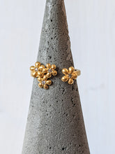Lade das Bild in den Galerie-Viewer, Offenen Ring mit Blüten und Swarovskisteinchen online bestellen
