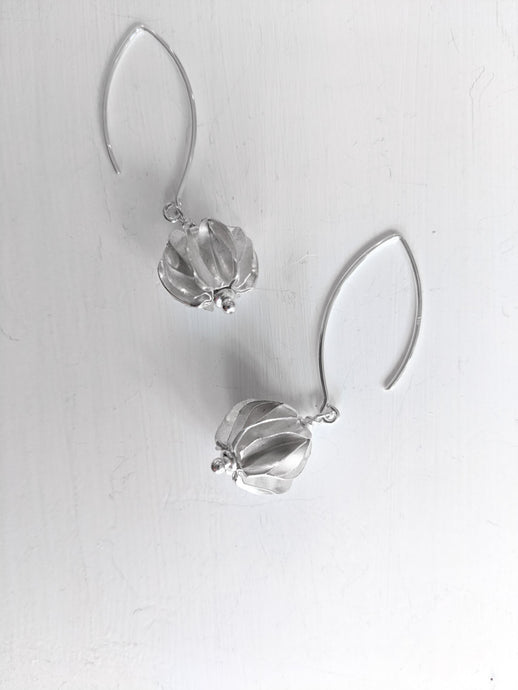 Ohrring aus Sterlingsilber mit faszinierend strukturierter Silberkugel online kaufen.