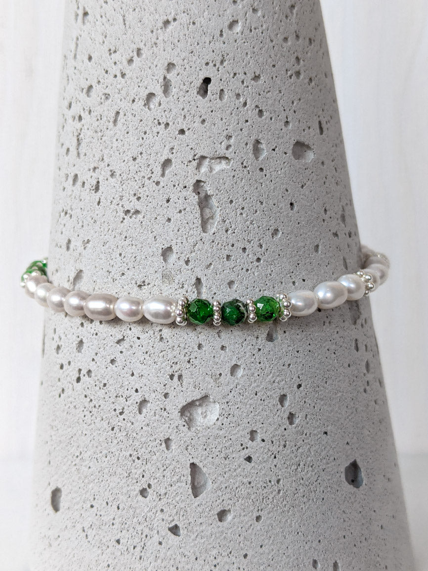 Armband aus großen Perlen und grünem Diopsid online kaufen