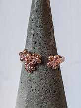 Lade das Bild in den Galerie-Viewer, Rosévergoldeten Blumen-Ring aus Messing mit Swarovskisteinchen online bestellen
