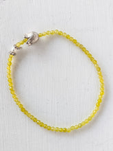 Lade das Bild in den Galerie-Viewer, Handgefertigtes Edelsteinarmband aus limonengrünem Serpentin, Perle und Echtsilber online bestellen
