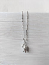 Lade das Bild in den Galerie-Viewer, Silberkette mit einem schicken Ensemble aus eine stilisierten Blüte mit einem kleinen kugelförmigen Begleiter. Hier bequem online kaufen.
