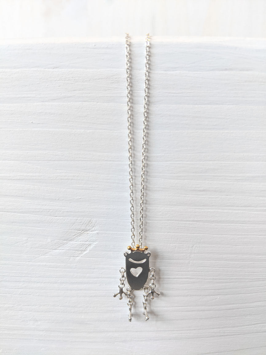 Silberne Wilhelm-Figur an silberner Kette: Collier mit Wilhelm I.-Figur aus feinem, Silber gelasert, von Hand mit Ärmchen und Beinchen ausgestattet. Er wird von einer Gliederkette aus edlem Sterlingsilber getragen. Hier online bestellen